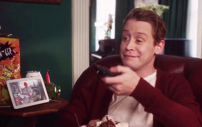 Маколей Калкин повторил культовые сцены из фильма "Один дома"